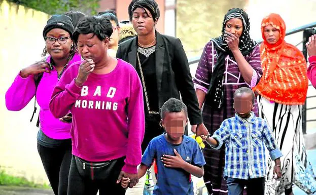 Amigas y vecinas de la joven senegalesa asesinada se muestran consternadas.