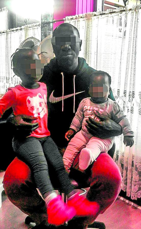 El presunto homicida posa con sus hijas.