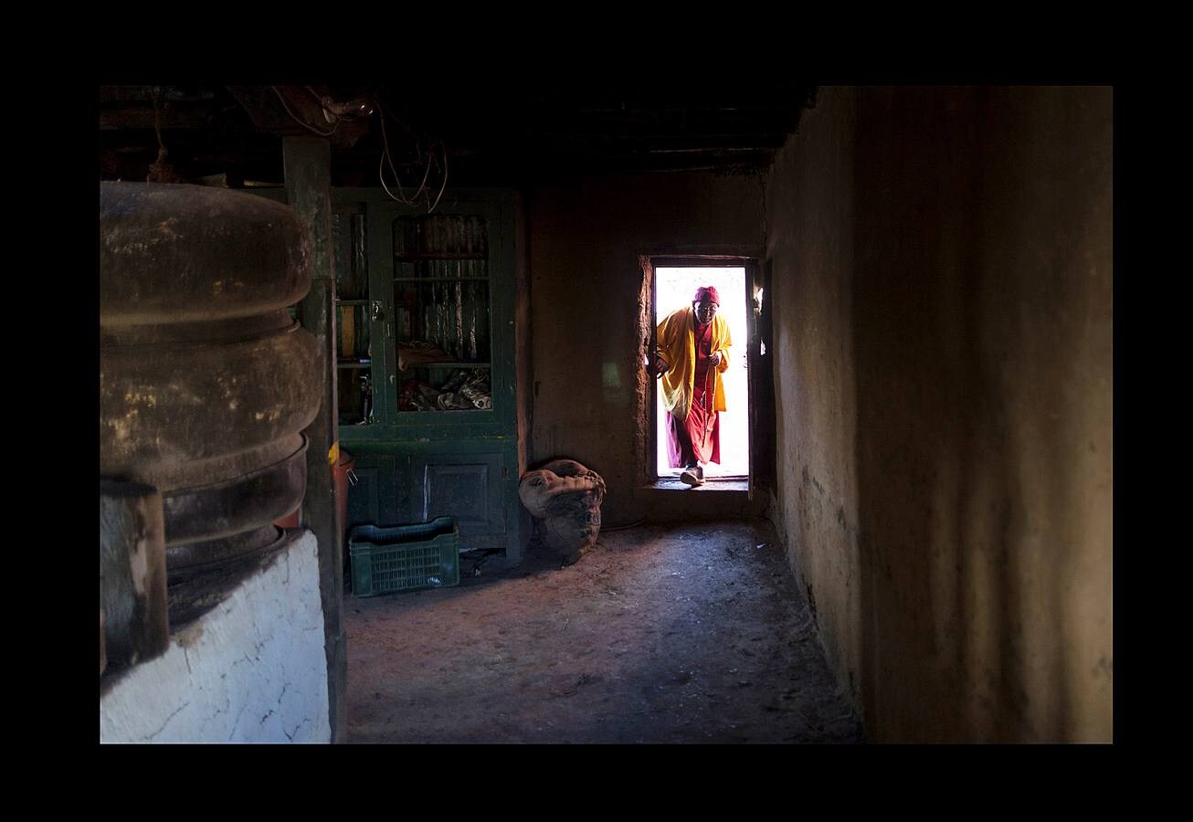 Los veinte monjes budistas que viven en el monasterio Tnagyud Gompa, en el estado de Himachal Pradesh, a unos 5.500 metros sobre el nivel del mar en el Himalaya indio, se preparan para la llegada del invierno. Ellos y los escasos habitantes de Komik, una aldea cercana, se abastecen de combustible y alimentos que almacenan y secan al sol a la espera de la nieve. Cuando aparecen las primeras precipitaciones los pobladores del monasterio, que tiene más de 500 años de antigüedad, se reducen a alrededor de una docena. Su vida transcurrirá entre rezos, en completo aislamiento durante siete meses. 