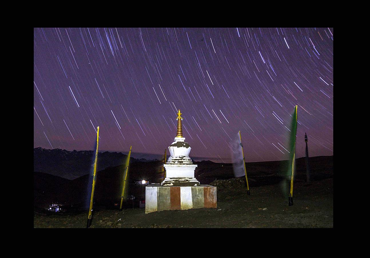 Los veinte monjes budistas que viven en el monasterio Tnagyud Gompa, en el estado de Himachal Pradesh, a unos 5.500 metros sobre el nivel del mar en el Himalaya indio, se preparan para la llegada del invierno. Ellos y los escasos habitantes de Komik, una aldea cercana, se abastecen de combustible y alimentos que almacenan y secan al sol a la espera de la nieve. Cuando aparecen las primeras precipitaciones los pobladores del monasterio, que tiene más de 500 años de antigüedad, se reducen a alrededor de una docena. Su vida transcurrirá entre rezos, en completo aislamiento durante siete meses. 