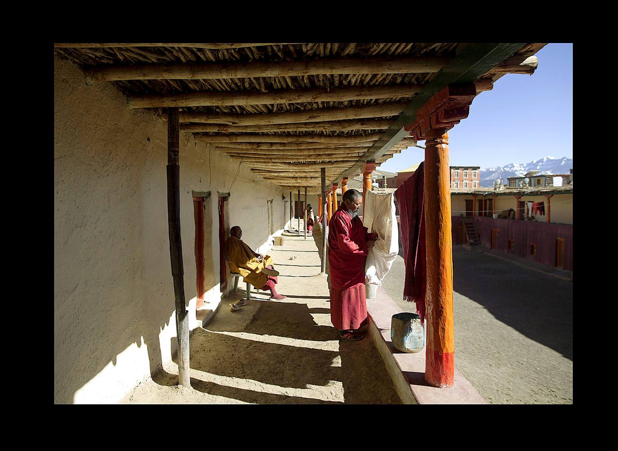 Un monje budista, colgando la ropa.