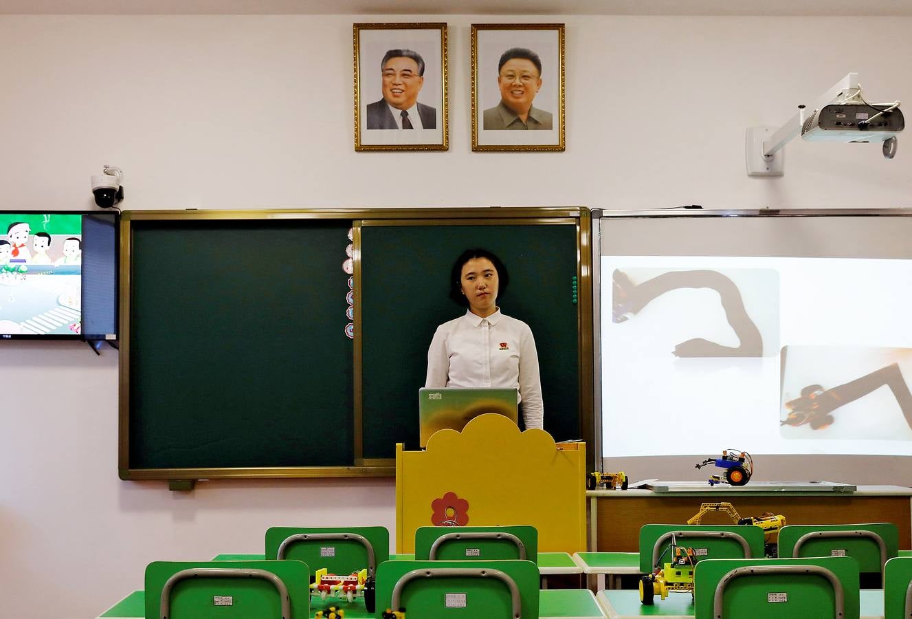 En las aulas de los colegios también están presentes de los líderes norcoreanos.