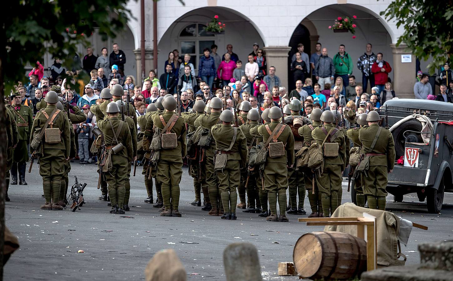 Varios hombres armados, durante el acto. 