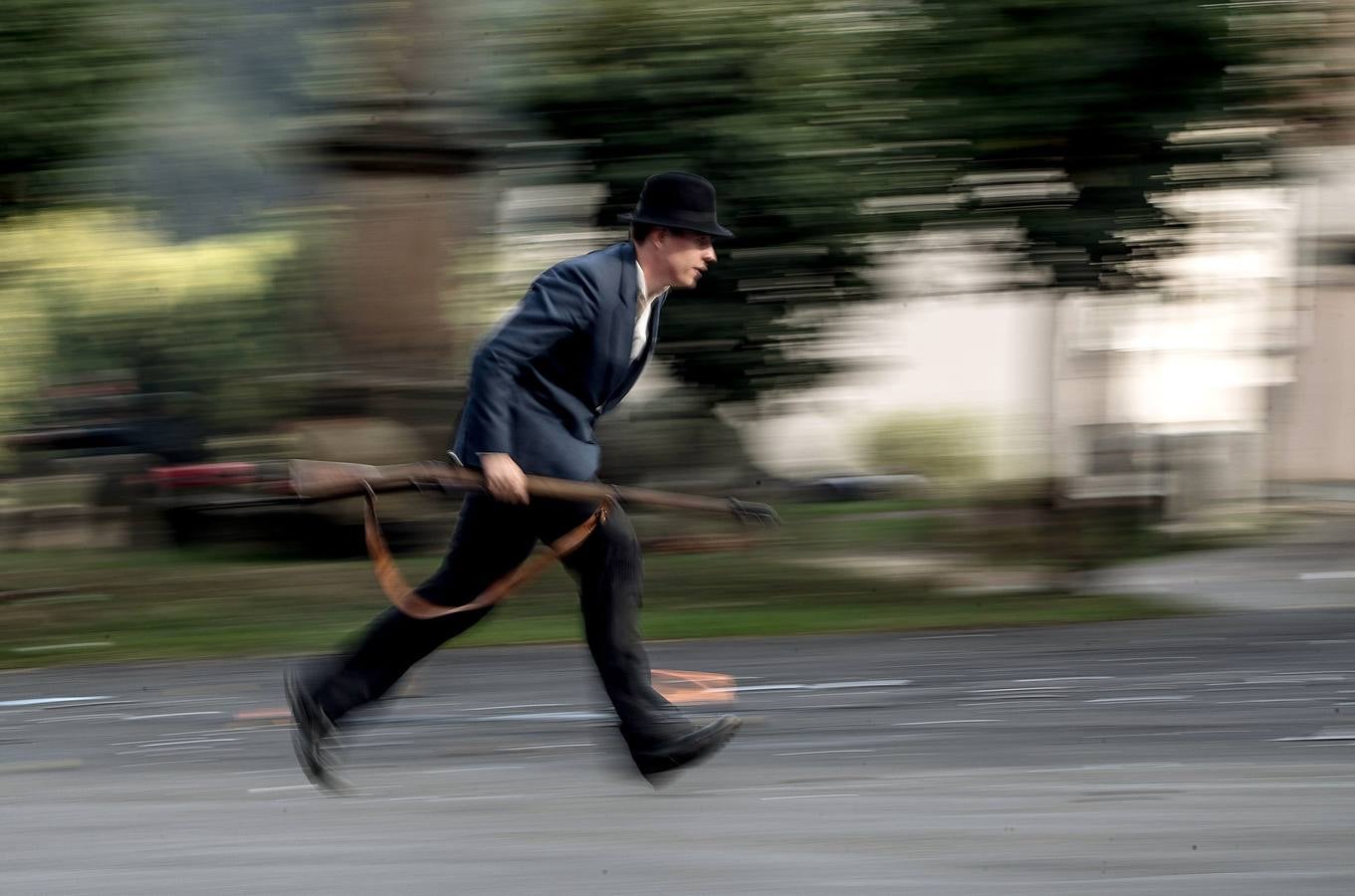 En septiembre de 1938 Checoslovaquia vivía momentos de tensión después de uno de los incendiarios discursos de Hitler sobre las nuevas fronteras de Alemania. La anexión de Sudetenland (los Sudetes), una región en la que vivían más de dos millones de checo-alemanes autóctonos acababa de ser amenazada. Ahora, varias asociaciones de historia militar han escenificado en la localidad checa de Starkov el ambiente bélico de la zona antes de que se produjera la anexión hace 80 años. Los sudetes quedaron bajo administración militar, con el general Wilhelm Keitel como gobernador. 
