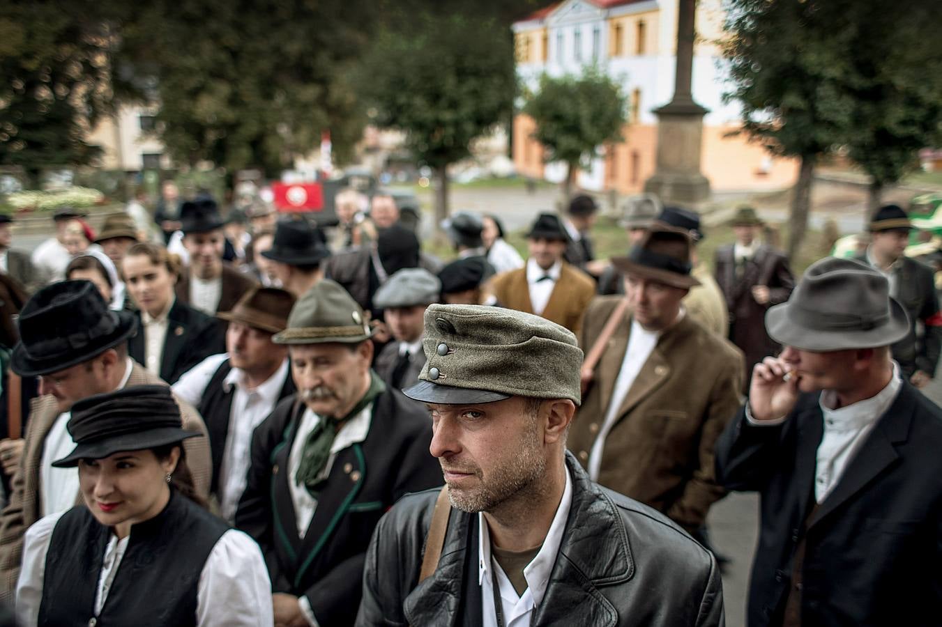 En septiembre de 1938 Checoslovaquia vivía momentos de tensión después de uno de los incendiarios discursos de Hitler sobre las nuevas fronteras de Alemania. La anexión de Sudetenland (los Sudetes), una región en la que vivían más de dos millones de checo-alemanes autóctonos acababa de ser amenazada. Ahora, varias asociaciones de historia militar han escenificado en la localidad checa de Starkov el ambiente bélico de la zona antes de que se produjera la anexión hace 80 años. Los sudetes quedaron bajo administración militar, con el general Wilhelm Keitel como gobernador. 