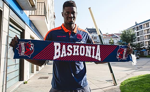 Youssoupha Fall, durante su visita a Vitoria tras firmar este verano su contrato con el Baskonia.