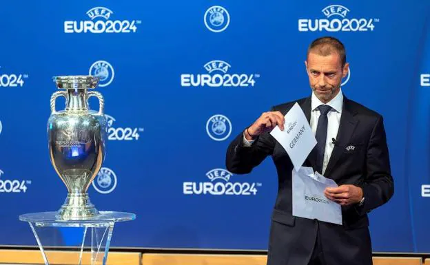 Aleksander Ceferin, presidente de la UEFA, con el cartel de Alemania. 
