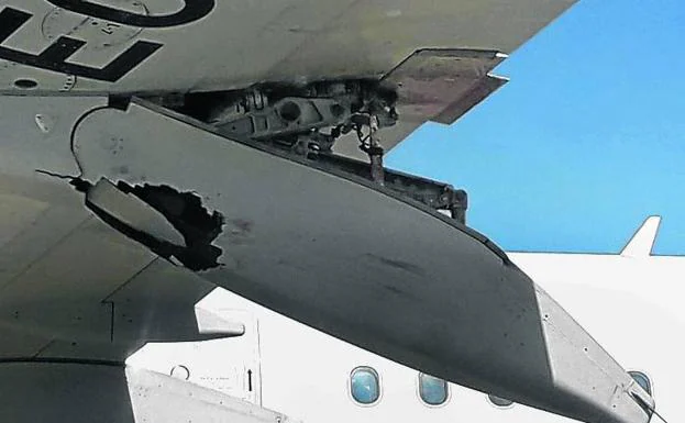 El último choque con un buitre en Barajas causó importantes daños en el ala de este avión de Iberia. 