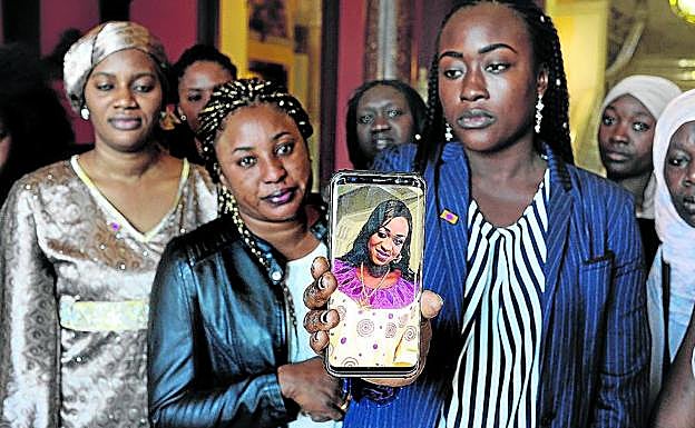 Amigas y miembros de la comunidad senegalesa rindieron homenaje a Maguette.