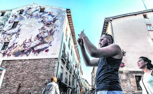 Gonzalo Borondo tomó como base las fotografías de varios vecinos del Casco Medieval para pintar su mural.