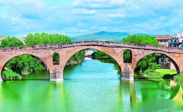 Siete arcos de fecha de construcción incierta sobrevuelan el río Arga en Puente La Reina.