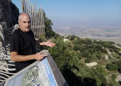 Imagen secundaria 1 - El Castillo de Portilla está siendo sometido a obras de consolidación que harán más fácil la visita (arriba). El arqueólogo José Luis Solaun, en uno de los miradores de la fortaleza, dirige una visita (izquierda) y los proyectiles, del tamaño de un balón de baloncesto, hallados en una de las torres eran lanzados por catapultas. 