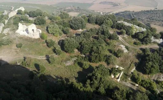 La abandonada villa de Portilla vista desde la fortaleza, con la iglesia románica en su parte occidental. 