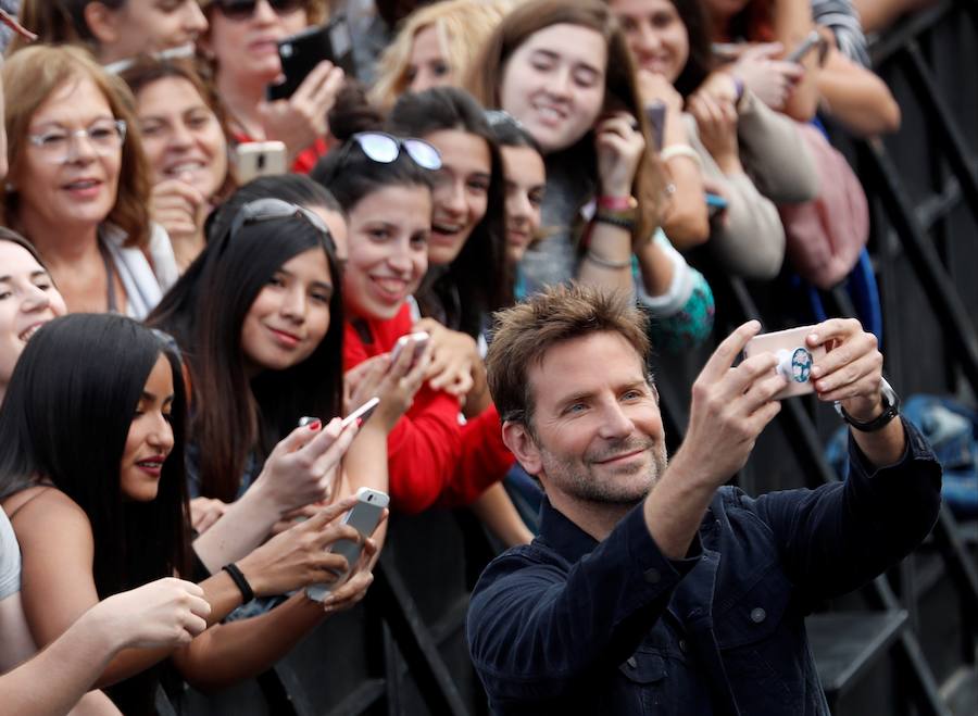 El actor estadounidense ha presentado en rueda de prensa su primera película como director, 'A star is born', que esta tarde tendrá su pase de gala en el Victoria Eugenia a las 18.15 horas dentro de la sección 'Perlas'