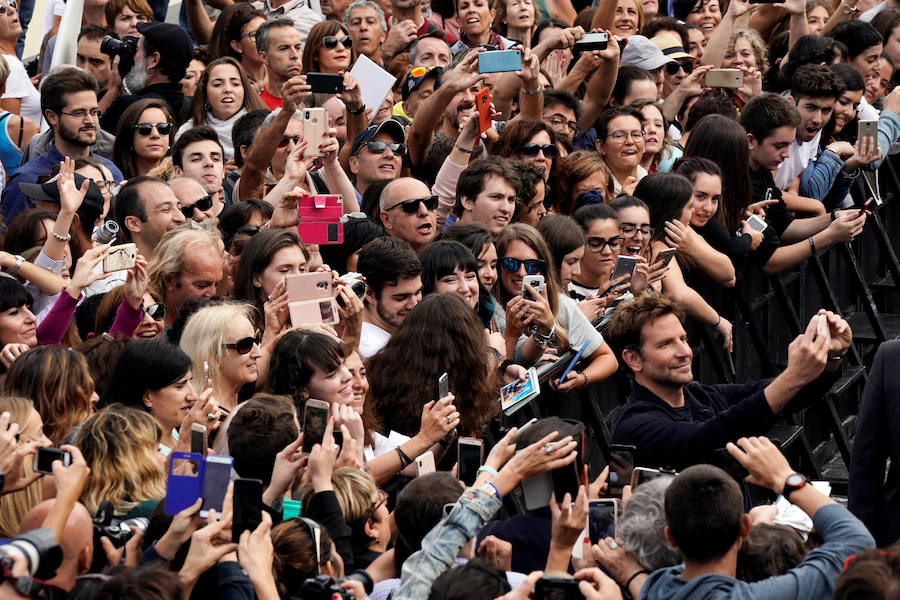 El actor estadounidense ha presentado en rueda de prensa su primera película como director, 'A star is born', que esta tarde tendrá su pase de gala en el Victoria Eugenia a las 18.15 horas dentro de la sección 'Perlas'