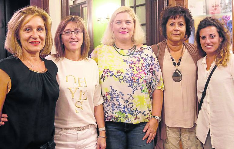Ana Domínguez, Mertxe Baroja, Beatriz Pin, Merche Gómez y Jaione Gartziaetxabe.