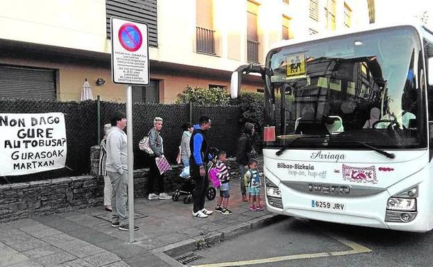 Una pancarta de protesta junto a la parada del bus en Gorliz. 