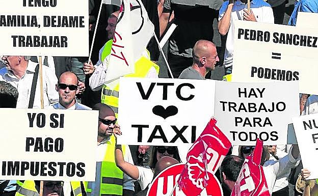 Miles de conductores de VTC se manifestaron el jueves en Madrid en contra de este decreto. 