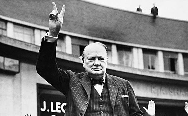 Winston Churchill hace el signo de la victoria.