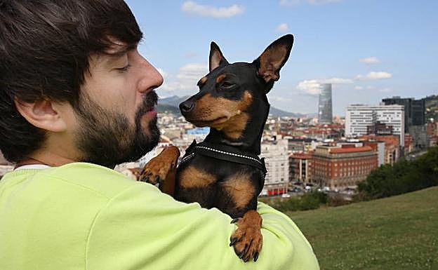 Diego Pérez abraza a 'Carmen' en el Parque Etxebarria.