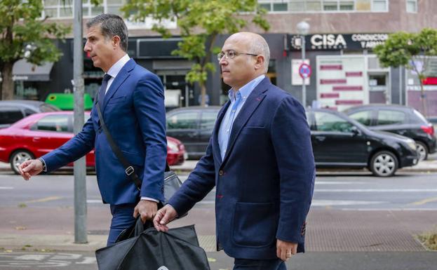 Alfredo de Miguel accede junto a su abogado, Gonzalo Susaeta, al Palacio de Justicia de Vitoria.