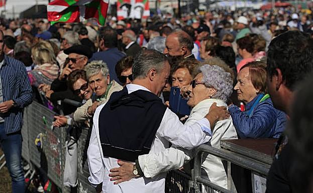 Urkullu emakume bat agurtzen Alderdi Egunean.