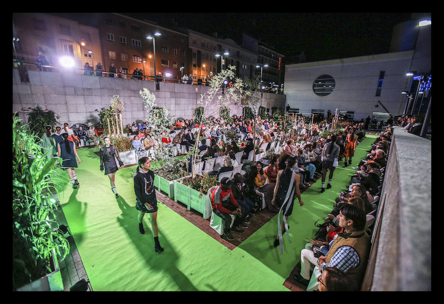 La retrospectiva, que se ha podido disfrutar este martes, ha incluido piezas de cóctel, de fiestas, realizadas a partir de materiales reciclados o vestidos de novia