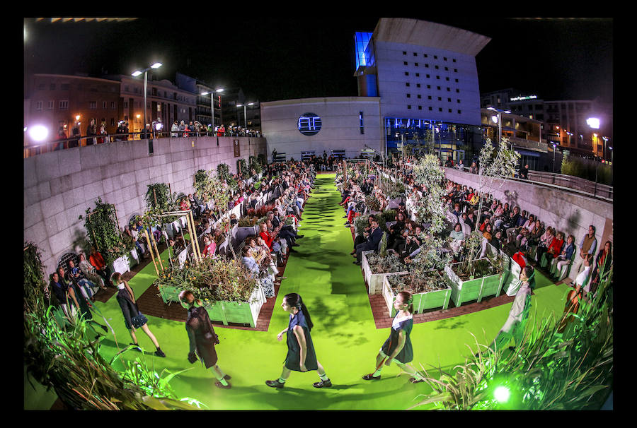 La retrospectiva, que se ha podido disfrutar este martes, ha incluido piezas de cóctel, de fiestas, realizadas a partir de materiales reciclados o vestidos de novia