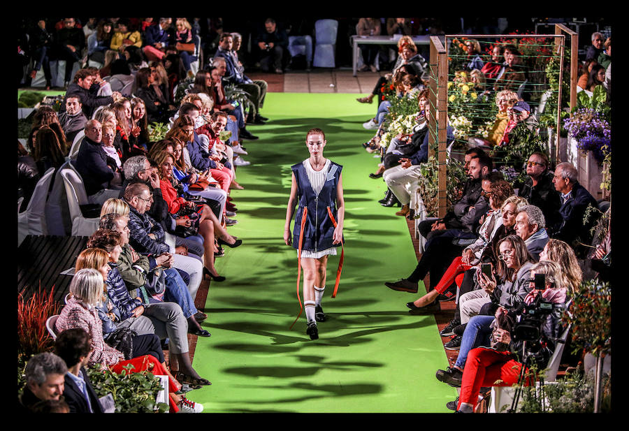 La retrospectiva, que se ha podido disfrutar este martes, ha incluido piezas de cóctel, de fiestas, realizadas a partir de materiales reciclados o vestidos de novia