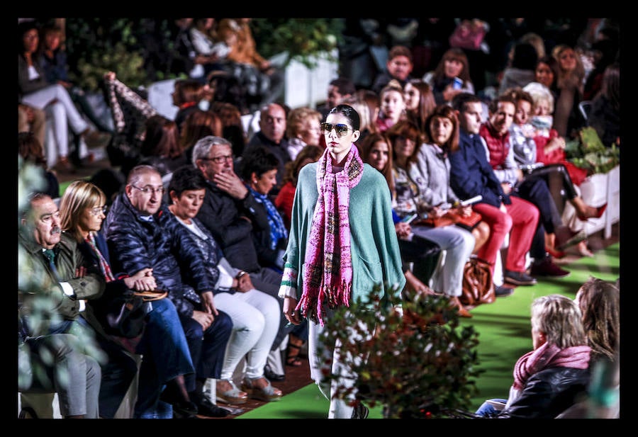 La retrospectiva, que se ha podido disfrutar este martes, ha incluido piezas de cóctel, de fiestas, realizadas a partir de materiales reciclados o vestidos de novia