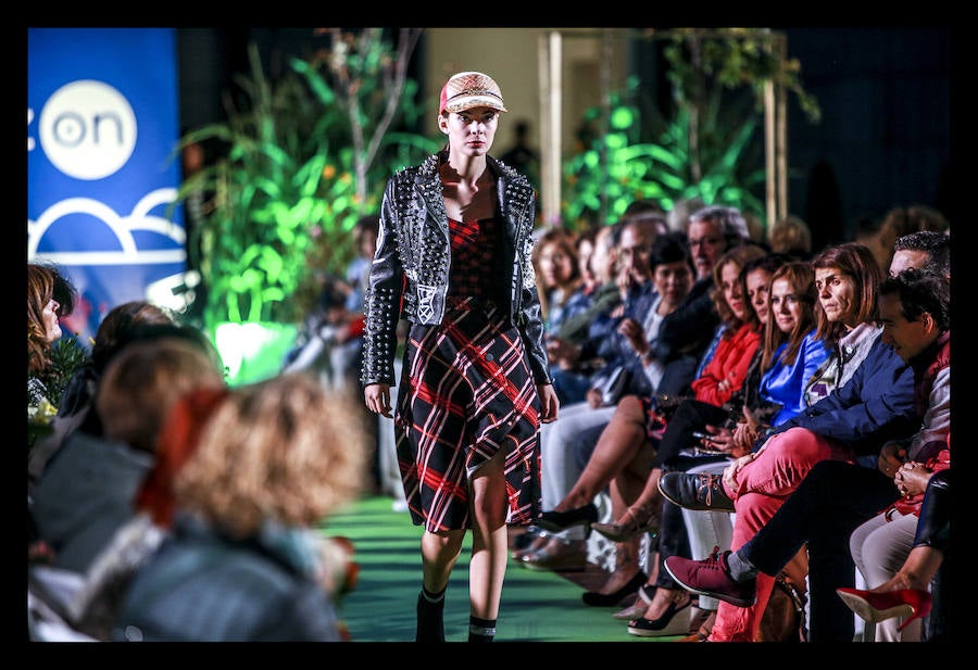 La retrospectiva, que se ha podido disfrutar este martes, ha incluido piezas de cóctel, de fiestas, realizadas a partir de materiales reciclados o vestidos de novia