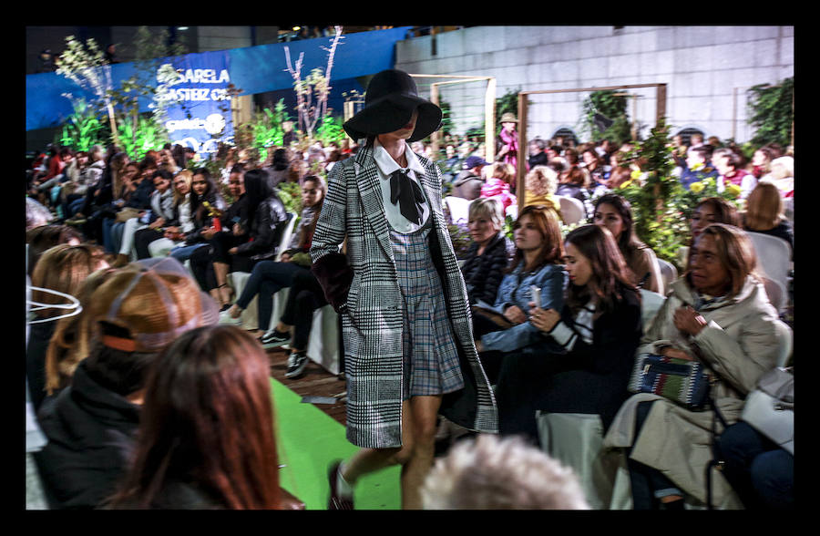 La retrospectiva, que se ha podido disfrutar este martes, ha incluido piezas de cóctel, de fiestas, realizadas a partir de materiales reciclados o vestidos de novia