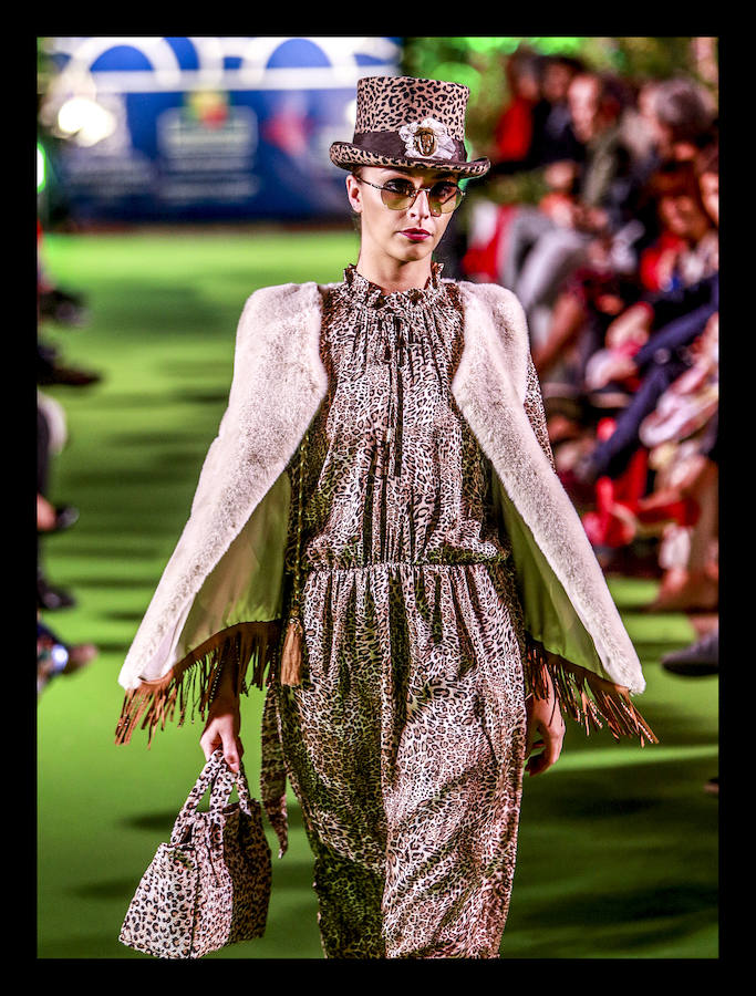 La retrospectiva, que se ha podido disfrutar este martes, ha incluido piezas de cóctel, de fiestas, realizadas a partir de materiales reciclados o vestidos de novia