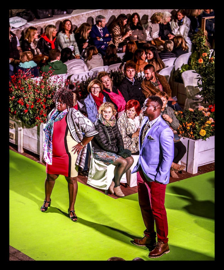 La retrospectiva, que se ha podido disfrutar este martes, ha incluido piezas de cóctel, de fiestas, realizadas a partir de materiales reciclados o vestidos de novia