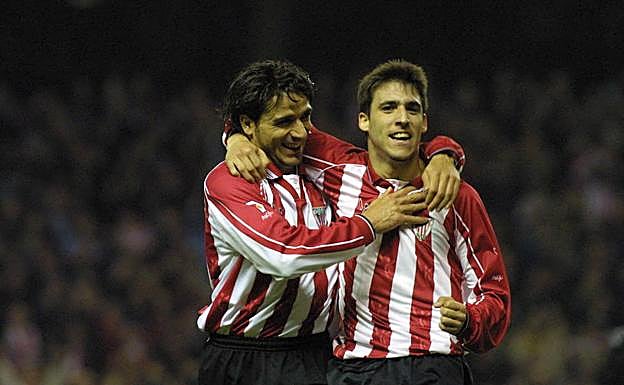 Javi González felicita a Tiko tras uno de sus goles.