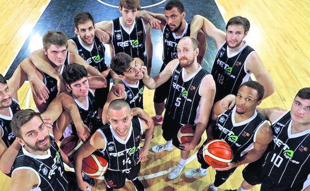 Una piña. La plantilla del RETAbet Bilbao Basket, ayer en Miribilla.