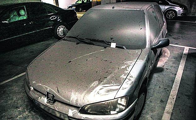 El coche de Nadedja lleva, al menos, ocho años abandonado en la plaza de su edificio. 