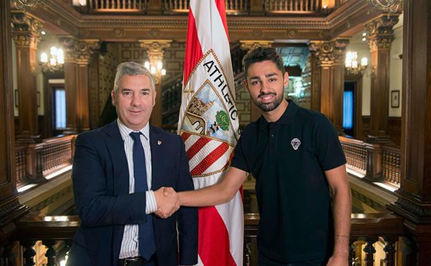 Nolaskoin y Urrutia sellan el nuevo contrato.