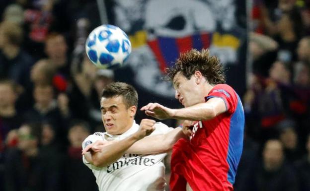 Sergio Reguilón lucha por un balón aéreo con Mario Fernandes. 