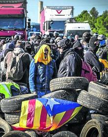 Imagen secundaria 2 - Símbolos. Torra gesticula junto a los congregados frente al Parlament antes de los incidentes. Abajo, mossos cubiertos de pintura y grupos de los CDR cortando una carretera.