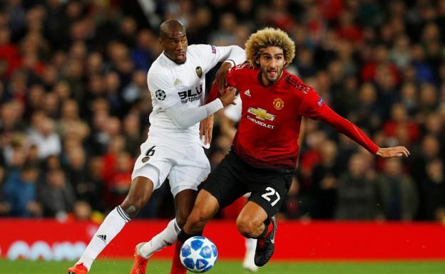 Kondogbia (i) pelea por un balón con Fellaini.