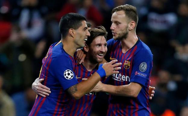 Messi celebra uno de sus goles con Luis Suárez y Rakitic. 