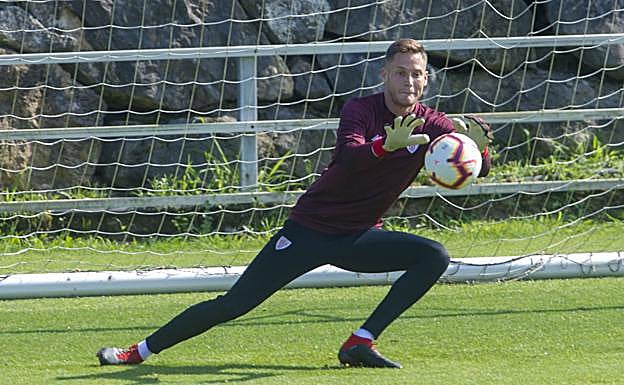 Remiro, en un entrenamiento con el Athletic. JUAN ECHEVERRIA