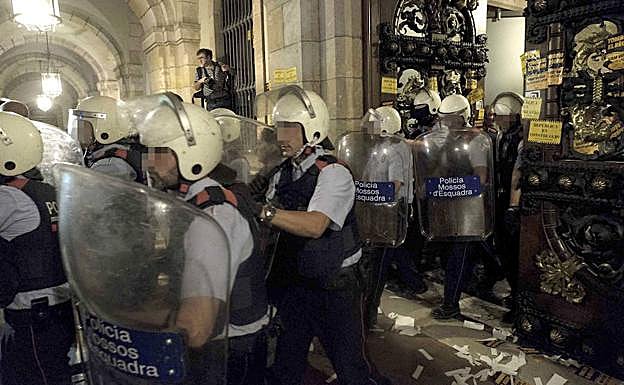 Los mossos atrapados en el Parlamento consiguen salir tras recibir refuerzos.