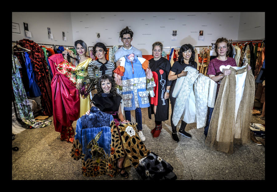 Ocho talentos de la aguja participan enel vigésimo séptimo Encuentro de Nuevos Creadores sobre la pasarela de Artium