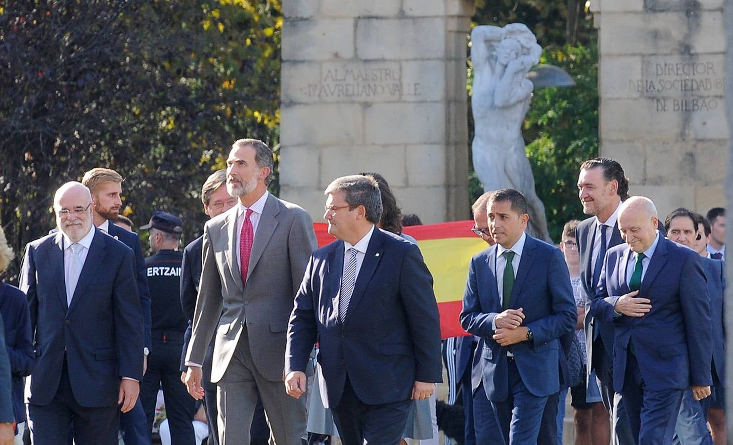 El Rey, junto al alcalde de Bilbao, Juan Mari Aburto, y el delegado del Gobierno en el País Vasco, Jesús Loza, accede al Museo de Bellas Artes.