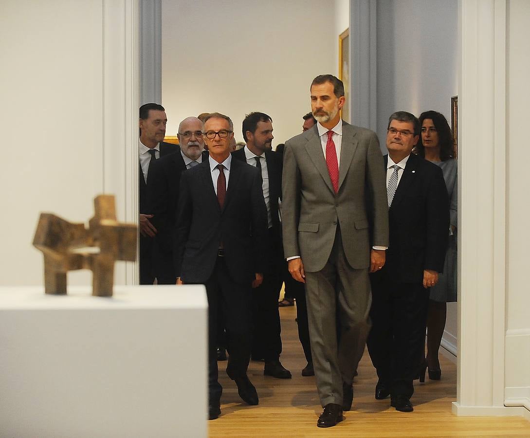 De izquierda a derecha: Miguel Zugaza, director del Museo de Bellas Artes; Jesús Loza, delegado del Gobierno en el País Vasco; el ministro de Cultura, José Guirao; el escritor Kirmen Uribe; el rey Felipe VI; el alcalde de Bilbao, Juan Mari Aburto y la diputada de Euskera y Cultura, Lorea Bilbao.