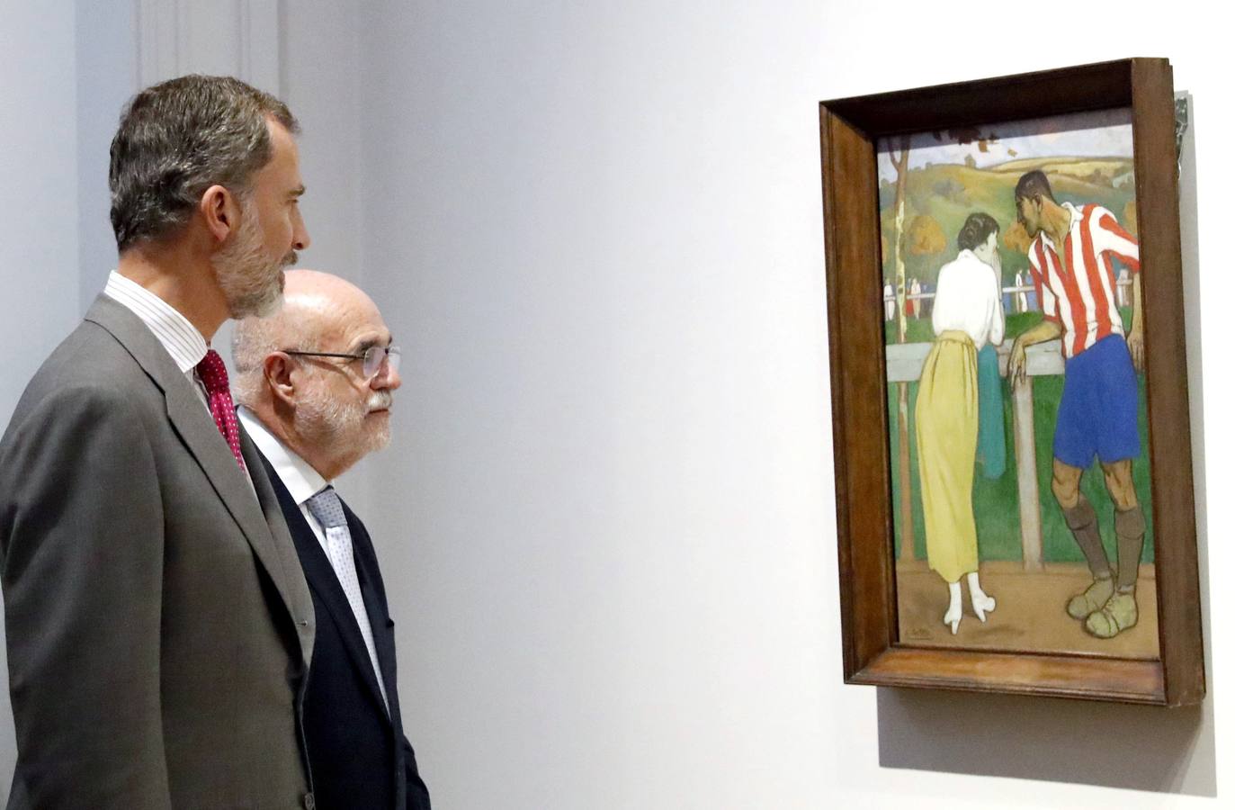 Felipe VI y Jesús Loza observan el cuadro de Pichichi rondando a su futura mujer, Avelina Rodríguez.