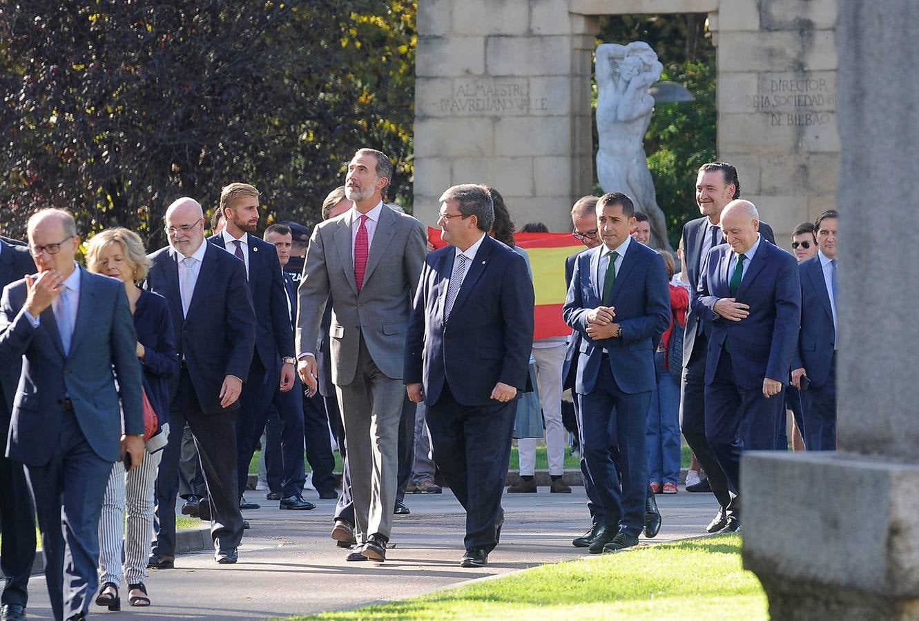 El Rey, junto al alcalde de Bilbao, Juan Mari Aburto, y el delegado del Gobierno en el País Vasco, Jesús Loza. Al acto también han acudido Xabier Sagredo, presidente de la Fundación BBK, el ministro de Cultura, José Guirao; y Miguel Zugaza, director del Museo de Bellas Artes.