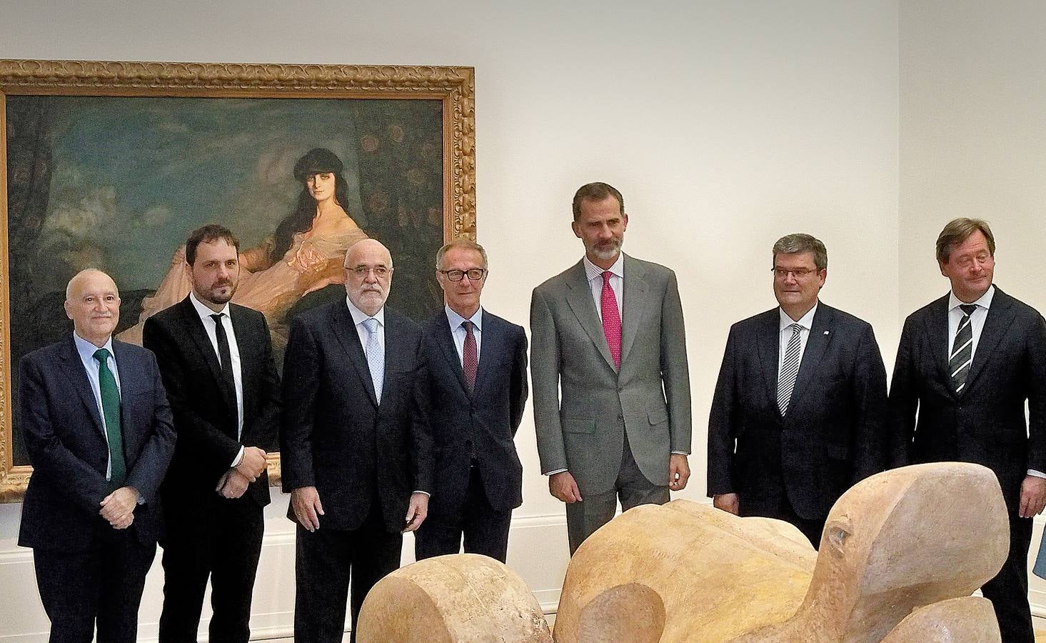 De izquierda a derecha. Gorka Martínez, presidente de la BBK; el escritor Kirmen Uribe; Jesús Loza; José Guirao; el rey Felipe VI; Juan Mari Aburto; Bingen Zupiria, consejero de Cultura y Política Lingüística; Lorea Bilbao, diputada de Euskera y Cultura, y Xabier Sagredo, presidente de la Fundación BBK.